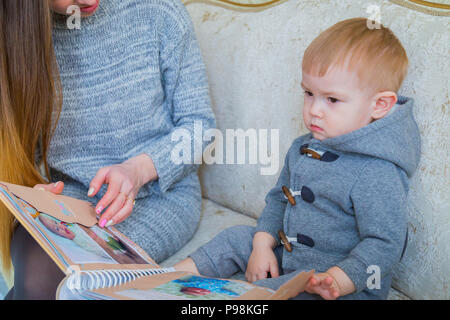 La mère et son bébé à la photobook Banque D'Images