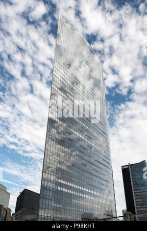 Dentsu Building avec les nuages. Shiodone, Tokyo, Japon Banque D'Images