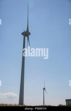 Wind turbine contre un ciel bleu sur une belle journée d'été en Angleterre Devon UK Banque D'Images