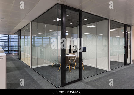 Partitionnement de bureau dans un bureau à Londres plus moderne Banque D'Images