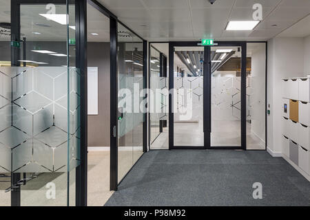 Partitionnement de bureau dans un bureau à Londres plus moderne Banque D'Images