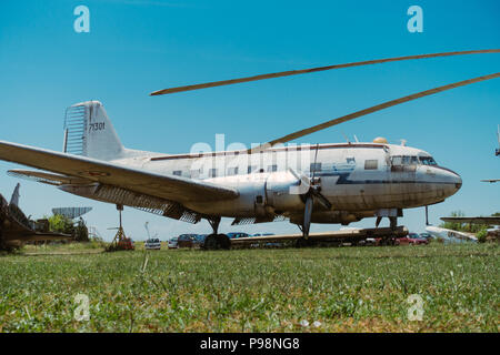 Négligé de l'ère yougoslave aéronefs en exposition dans le soleil de l'été à l'extérieur du Musée aéronautique Belgrade, Serbie Banque D'Images