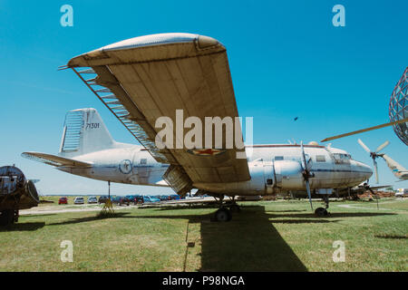 Négligé de l'ère yougoslave aéronefs en exposition dans le soleil de l'été à l'extérieur du Musée aéronautique Belgrade, Serbie Banque D'Images