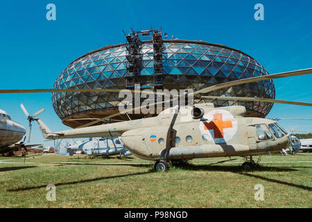 Négligé de l'ère yougoslave aéronefs en exposition dans le soleil de l'été à l'extérieur du Musée aéronautique Belgrade, Serbie Banque D'Images