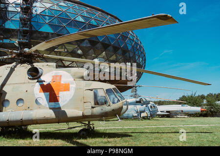 Négligé de l'ère yougoslave aéronefs en exposition dans le soleil de l'été à l'extérieur du Musée aéronautique Belgrade, Serbie Banque D'Images