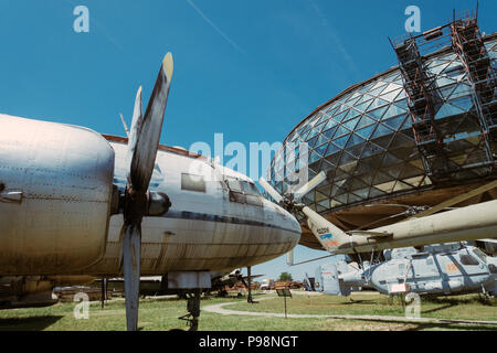 Négligé de l'ère yougoslave aéronefs en exposition dans le soleil de l'été à l'extérieur du Musée aéronautique Belgrade, Serbie Banque D'Images