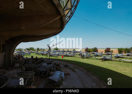 Négligé de l'ère yougoslave aéronefs en exposition dans le soleil de l'été à l'extérieur du Musée aéronautique Belgrade, Serbie Banque D'Images