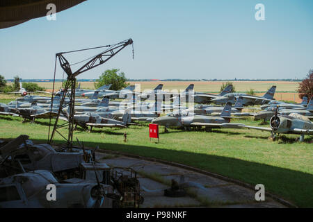 Négligé de l'ère yougoslave aéronefs en exposition dans le soleil de l'été à l'extérieur du Musée aéronautique Belgrade, Serbie Banque D'Images