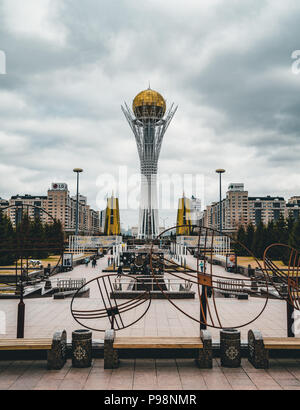 Le Bayterek Tower, une tour d'observation historique conçu par l'architecte Norman Foster à Astana, la capitale du Kazakhstan. Banque D'Images