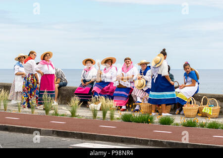 Ponta Delgada, Açores, Portugal - 07/07/2018 - Groupe folklorique en attente de leur participation sur le divin Esprit Saint célébration Banque D'Images