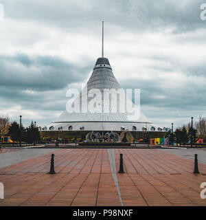 ASTANA, Kazakhstan - Juillet 2018 : avec Khan Shatyr et Central Business District. Banque D'Images