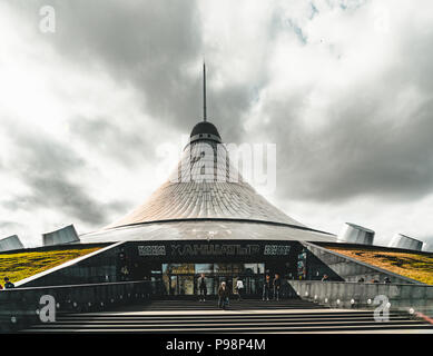 ASTANA, Kazakhstan - Juillet 2018 : avec Khan Shatyr et Central Business District. Banque D'Images