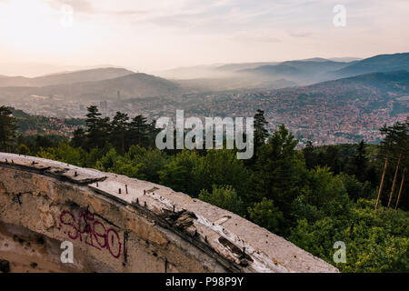 Surplombant la ville de Sarajevo à partir du sommet du mont Mont Trebević, Bosnie-Herzégovine Banque D'Images