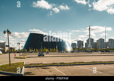 ASTANA, Kazakhstan Juillet 2018 - Le Palais de la créativité capacités Shabyt, surnommé le chien bol, à Astana, la capitale du Kazakhstan. Banque D'Images