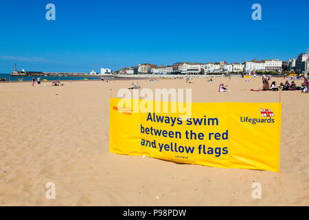 Les sauveteurs RNLI natation sécuritaire signe sur plage de Margate, Kent, UK, l'été. Banque D'Images