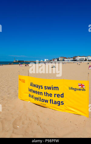 Les sauveteurs RNLI natation sécuritaire signe sur plage de Margate, Kent, UK, l'été. Banque D'Images