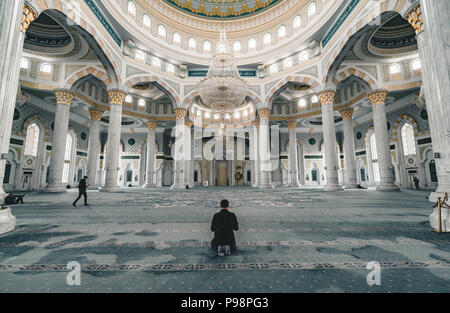 La prière musulmane dans la Mosquée Sultan Hazrat salle de prière à l'intérieur du Kazakhstan Astana Banque D'Images