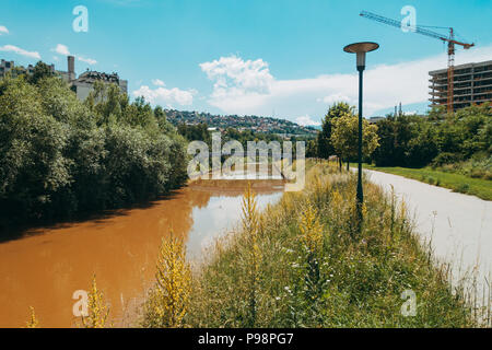 La rivière Miljacka, particulièrement boueuse après les récentes pluies, traverse le centre de Sarajevo, en Bosnie-Herzégovine Banque D'Images