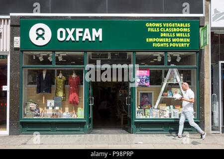 Vitrine de la boutique caritative Oxfam sur Kensington High Street, Londres, Angleterre, Royaume-Uni Banque D'Images