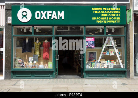 Magasin de charité Oxfam fenêtre sur Kensington High Street, London, UK Banque D'Images