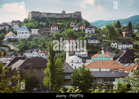 La forteresse de Jajce se trouve au sommet d'une colline dans la ville de Jajce, en Bosnie-Herzégovine. La mosquée Esma Sultana peut être vue nichée dans les maisons Banque D'Images