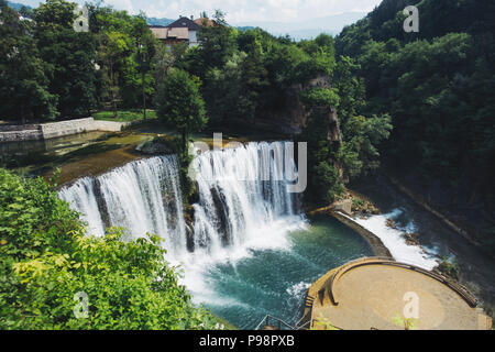 La chute d'eau de Pliva, l'une des principales attractions touristiques de la petite ville de Jajce, Bosnie-Herzégovine Banque D'Images