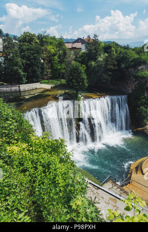 La chute d'eau de Pliva, l'une des principales attractions touristiques de la petite ville de Jajce, Bosnie-Herzégovine Banque D'Images