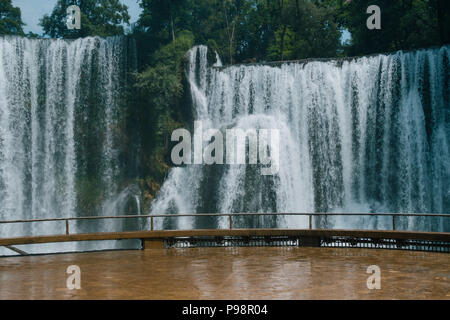 La chute d'eau de Pliva, l'une des principales attractions touristiques de la petite ville de Jajce, Bosnie-Herzégovine Banque D'Images