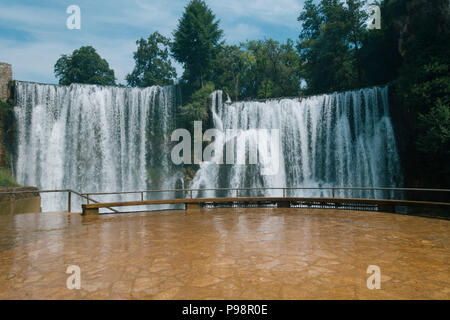 La chute d'eau de Pliva, l'une des principales attractions touristiques de la petite ville de Jajce, Bosnie-Herzégovine Banque D'Images