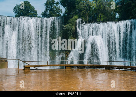 La chute d'eau de Pliva, l'une des principales attractions touristiques de la petite ville de Jajce, Bosnie-Herzégovine Banque D'Images