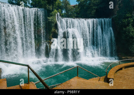 La chute d'eau de Pliva, l'une des principales attractions touristiques de la petite ville de Jajce, Bosnie-Herzégovine Banque D'Images