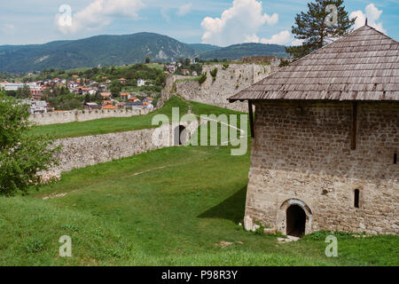 Vue sur le parc intérieur de la forteresse de Jajce, un fort médiéval de Jajce, en Bosnie-Herzégovine Banque D'Images