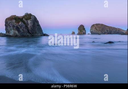 Au début de l'aube à Harris Beach de Samuel H. Boardman State Beach, Oregon, United States. Banque D'Images