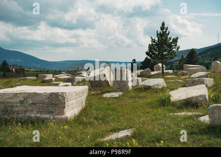 Dugo Polje blanc la nécropole avec plus de 130 pierres tombales stećak (blanc) dans Blidinje, Bosnie-Herzégovine Banque D'Images