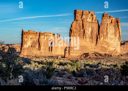 Tour de Babel (L) et Courthouse Towers, Arches National Park, Moab, Utah USA Banque D'Images