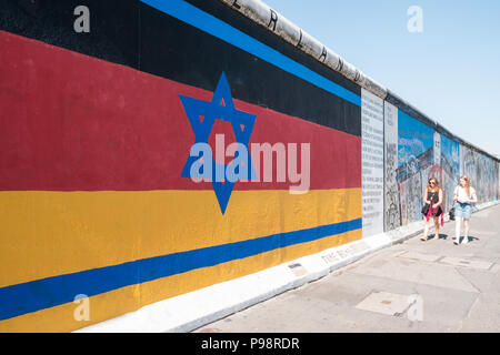 Berlin, Allemagne - juillet 2018 : Le Mur de Berlin / East Side Gallery avec la peinture combinant le drapeau israélien et allemand ('Vaterland" par Günther Schäfer) Banque D'Images