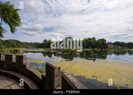 La partie supérieure du lac vu depuis les ruines d'un fort à Newstead Abbey dans le Nottinghamshire, Angleterre, Royaume-Uni Banque D'Images