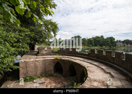 La partie supérieure du lac vu depuis les ruines d'un fort à Newstead Abbey dans le Nottinghamshire, Angleterre, Royaume-Uni Banque D'Images