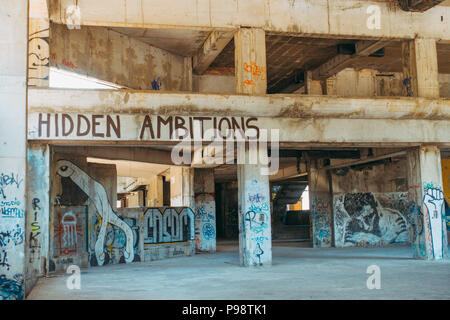 L'art du graffiti 'caché' ambitions à l'intérieur d'un bâtiment en béton abandonnés à Mostar, Bosnie-Herzégovine Banque D'Images