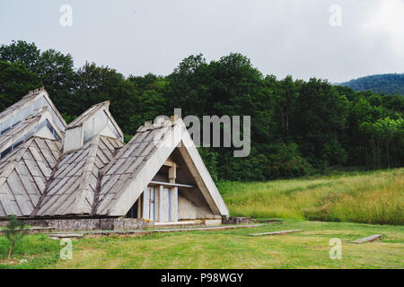 L'inhabituelle triangulaire postmoderne de la lignes Spomen-Dom (mémoire interne) conçu par Ranko Radović dans le Parc National de Sutjeska, BiH Banque D'Images