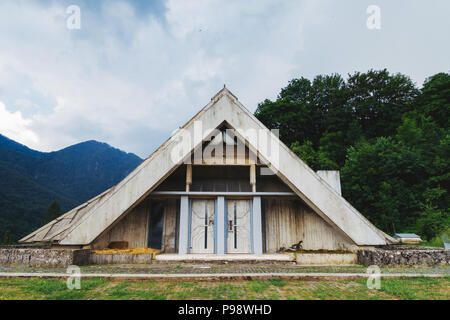 L'inhabituelle triangulaire postmoderne de la lignes Spomen-Dom (mémoire interne) conçu par Ranko Radović dans le Parc National de Sutjeska, BiH Banque D'Images