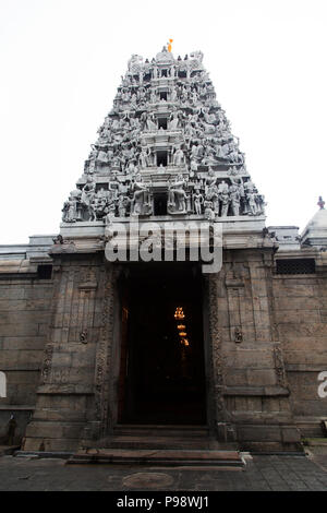 Les figures de divinités sur le Shri Ponnambalawaneswaram Kovil temple hindou à Colombo, Sri Lanka. Les chiffres se dressent au-dessus de l'entrée du temple's Inn Banque D'Images