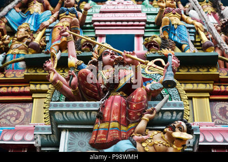 Chiffres colorés d'une déité Shri sur le Ponnambalawaneswaram Kovil temple hindou à Colombo, Sri Lanka. Les chiffres sur la porterie au modèle caractéristique Banque D'Images