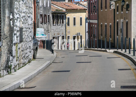 Istrie, Croatie, avril 2018 - Une courbe dans la rue côtière touristique ville de Vrsar Banque D'Images