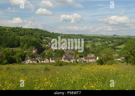 Le village anglais de Parwich en été avec des fleurs sur les collines. Parwich est situé dans la région du Peak District, dans le comté de Derbyshire. Banque D'Images