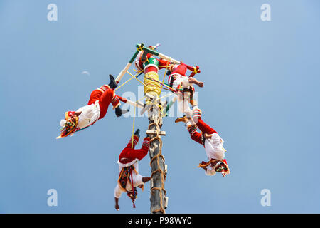 Teotihuacan, Mexique : Totonaques gens habillés en vêtements traditionnels effectuant les Voladores ou hommes volants d'une cérémonie nommée patrimoine culturel herit Banque D'Images