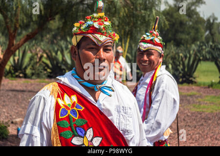 Teotihuacan, Mexique : Portrait de Totonaques hommes habillés en vêtements traditionnels après avoir effectué les Voladores ou hommes volants nommé cérémonie une immobilisation incorporelle Banque D'Images