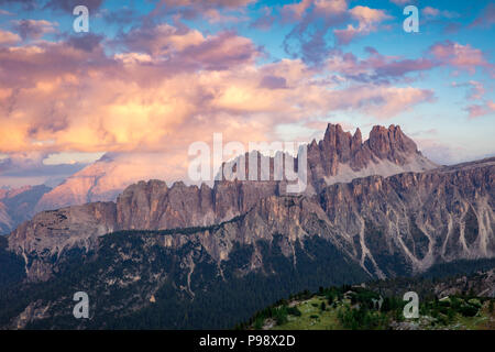 Soirée colorée nuages sur Croda da Lago & Lastoni di a Rapp de chaînes de montagnes, Dolomites, Padova, Italie Banque D'Images