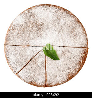 Gâteau éponge coupe entière de sucre glace isolé sur blanc de ci-dessus. Garnir de feuilles de menthe. Banque D'Images