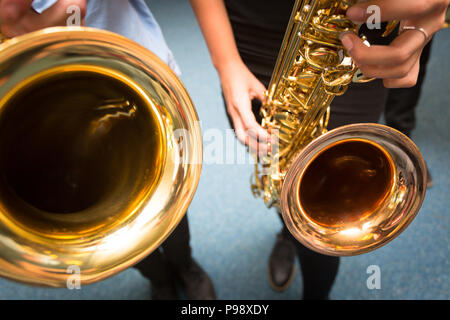 Les enfants de l'école secondaire âgés de deux saxophones holding UK Banque D'Images